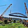 Lange haben die Menschen aus der Region darauf gewartet: Hier schließlich schwebt die neue Brücke über die Wutach an Ort und Stelle.