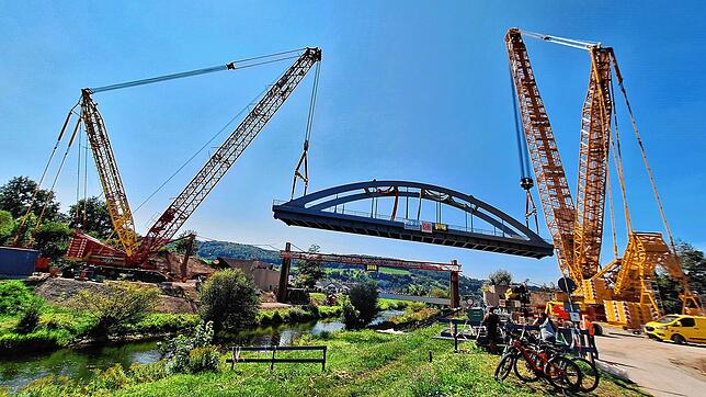 Lange haben die Menschen aus der Region darauf gewartet: Hier schließlich schwebt die neue Brücke über die Wutach an Ort und Stelle.
