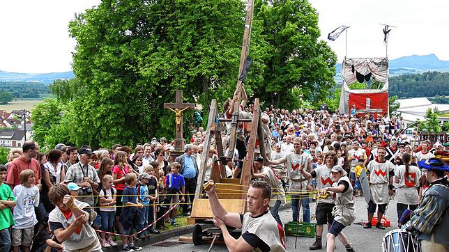 Nahkampf mit allen Mitteln: Historischen Gruppen aus der Nachbarschaft haben schon einmal die legendenhafte Eroberung des Stadttores von ...