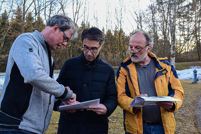 Jan-Jürgen Kachler, Hans Mack und Gunther Schwarz machen sich vor Ort ein Bild von den Ausmaßen des geplanten Aldimarktes.