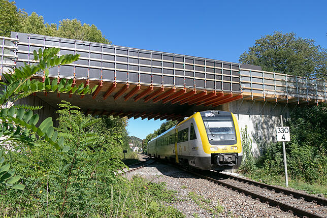 Aufgrund von mangelnden Betonschalungen bleibt die Brücke über die Gleise der Hochrheinbahn in Tiengen vier weitere Wochen eine Baustelle.