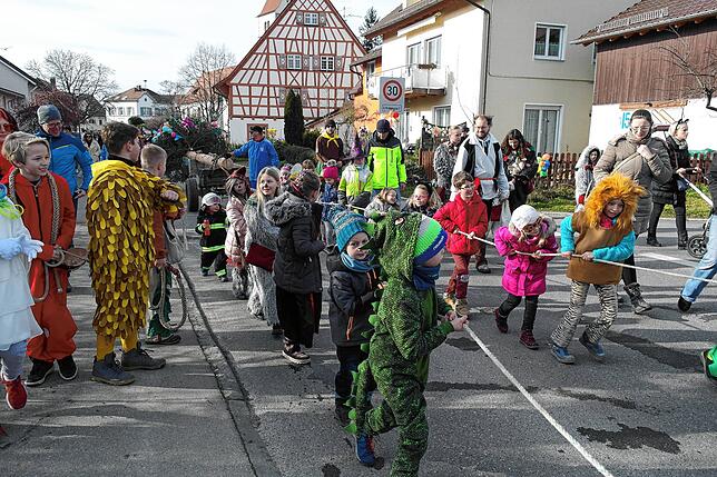 Narrenbaumstellen der Katzenzunft Kippenhausen. Traditionsgemäß ziehen die Kinder den Baum. Bild: Claudia Wörner
