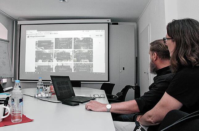 Bianca und Burkhard Neuberger demonstrieren die Funktionen der neuen Internetseite des Schroff-Archivs, die seit Dienstag öffentlich ...