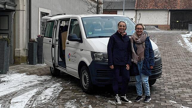 Die Initiatorinnen der Spendenaktion, die Verwaltungsangestellte Sabrina Braun und Luisa Schrenk beluden den Transporter der Heimschule ...
