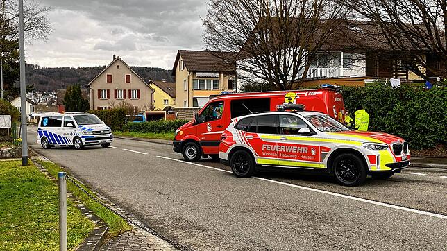 Eine Frau (42) wird im Auto angeschossen: Mit Straßensperren riegelte die Polizei den Bereich rund um den Tatort in Windisch ab. Am ...
