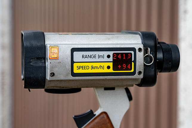 Dieses Geschwindigkeitsmessgerät, umgangssprachlich „Laserpistole“ genannt, erfasst die Geschwindigkeit aller Fahrzeuge auf ...