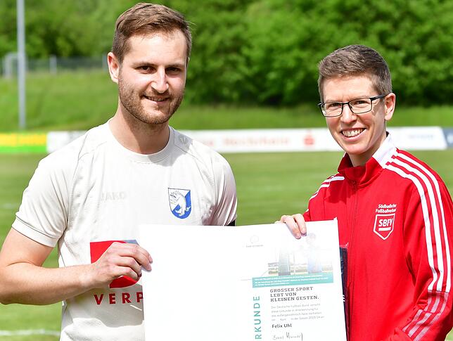 Ehrung fürs Fairplay: Kapitän Felix Uhl vom FC Erzingen wurde vor dem Spiel gegen den SV Herten von der Bezirksvorsitzenden Katharina ...