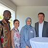 Die drei Migranten haben ihre Ausbildung zum Altenpflegehelfer erfolgreich abgeschlossen (von links): Abdoulaye Drami aus Mali, Fekrat ...