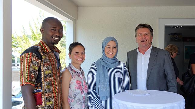 Die drei Migranten haben ihre Ausbildung zum Altenpflegehelfer erfolgreich abgeschlossen (von links): Abdoulaye Drami aus Mali, Fekrat ...
