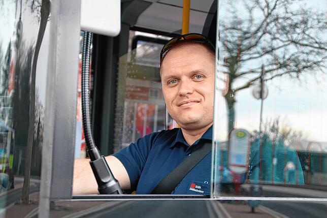 Busfahrer Christian Pawlak fährt ab Mittwoch im Ferienfahrplan.