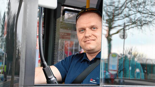 Busfahrer Christian Pawlak fährt ab Mittwoch im Ferienfahrplan.