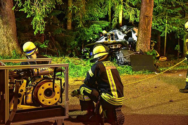 Mit schwerem Gerät müssen die Feuerwehrleute den jungen Mann aus seinem Fahrzeug befreien.