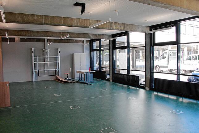 Dieser Raum ist neu. Vor der Sanierung war hier ein offener Bogengang zur Schule hin. Die Betonbögen wurden verschalt und zu zwei neuen ...