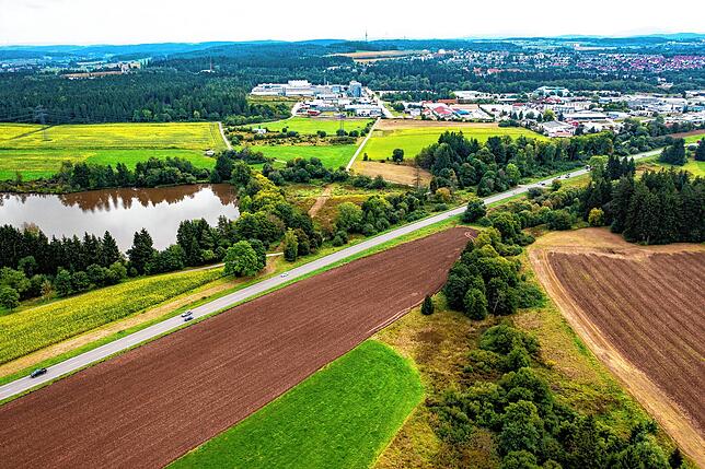 Hier kommt die neue Querspange der B 523 von der Autobahn auf Villingens Norden zu. Die Peterzeller Straße soll an den neuen Knotenpunkt ...