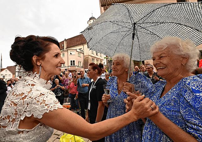 Lang war die Reihe der Gratulanten vor dem Rathaus.