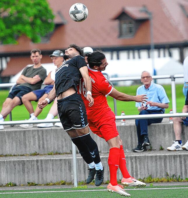 Gingen keinem Luftzweikampf aus dem Weg. SC-Akteur Mert Tuncer (links) und FC-Spieler Melih Emeksiz.