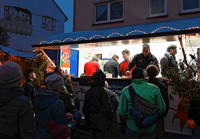 Bild 26: Die Besuchermassen trotzen dem Regen: Alle Bilder vom Winterzauber in Stockach