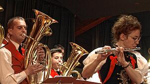 Miguel Esteban (Mitte) spielt bei seinem ersten Jahreskonzert mit den erwachsenen Musikern in der Gemeindehalle bereits eine ...
