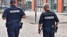 Die Mitarbeiter des Kommunalen Ordnungsdienstes sind an ihrer Uniform mit der Aufschrift „Polizeibehörde“ zu erkennen.