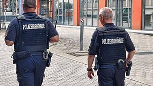 Die Mitarbeiter des Kommunalen Ordnungsdienstes sind an ihrer Uniform mit der Aufschrift „Polizeibehörde“ zu erkennen.