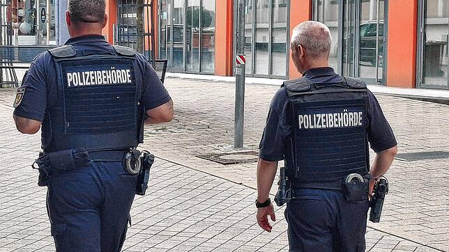 Die Mitarbeiter des Kommunalen Ordnungsdienstes sind an ihrer Uniform mit der Aufschrift „Polizeibehörde“ zu erkennen.