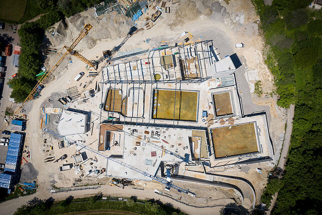 Bild 1: Am Freitag ist Richtfest am Schwaketenbad, unsere Luftaufnahmen zeigen Ihnen den fertigen Rohbau der Baustelle
