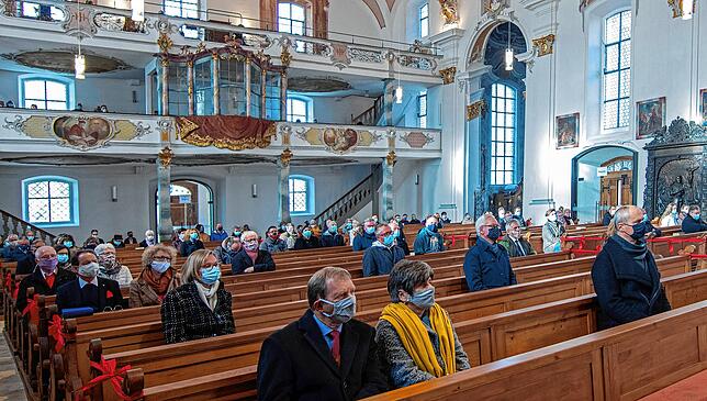 Mit reichlich Abstand verfolgten die Besucher den Festgottesdienst.