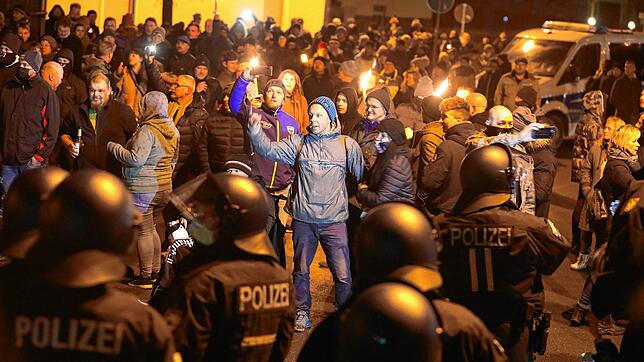 Am Wochenende kam es in mehreren Orten in Deutschland zu Protesten gegen Corona-Maßnahmen. Dabei kam es auch zu Gewaltakten.