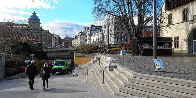 Heute laden die Treppenanlagen zum Sitzen ein und der marode Bodenbelag ist einem neuen gewichen.