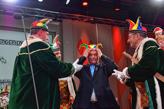Jetzt hat er die Narrenkappe. Wolfgang Kubicki (Mitte) wurde im Anschluss an die Verhandlung des Narrengerichts zum Stockacher Laufnarr ...