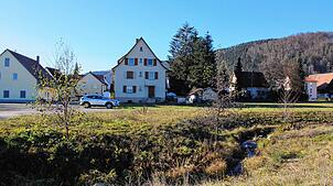 Hier sollen Kindergarten, Festplatz und Bürgerhaus Zimmern entstehen. Rechts bis zur Bundesstraße ist der Kindergarten geplant, in der ...