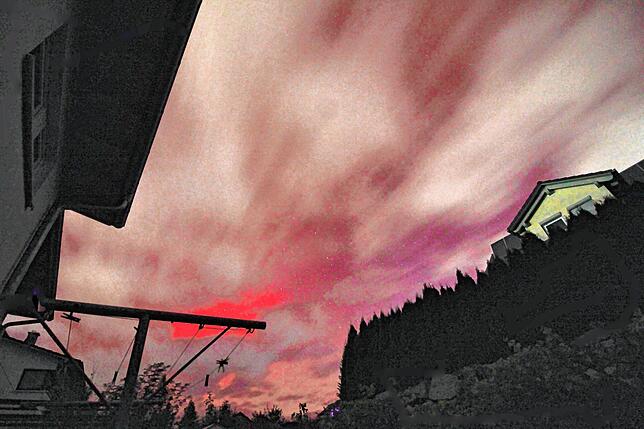 Gegen 2.15 Uhr ließ die Strahlkraft bereits wieder etwas nach. Noch immer ist der rote Himmel über Donaueschingen in den Wolkenlücken ...