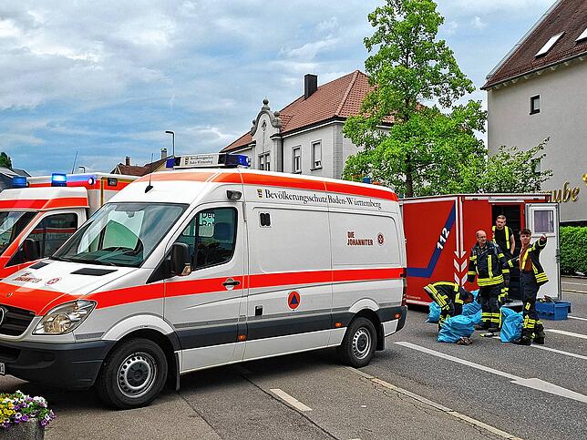 Bild 14: Großeinsatz am späten Sonntagnachmittag: In Fischbach gerät landwirtschaftliches Anwesen in Brand