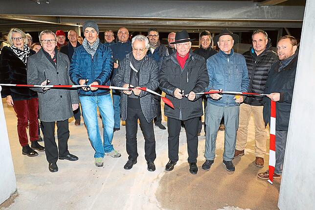 Fast der komplette Gemeinderat hat sich versammelt, als Architekt Volker Moosmann, der Polier der Firma Stumpp Rainer Hock, Rolf ...