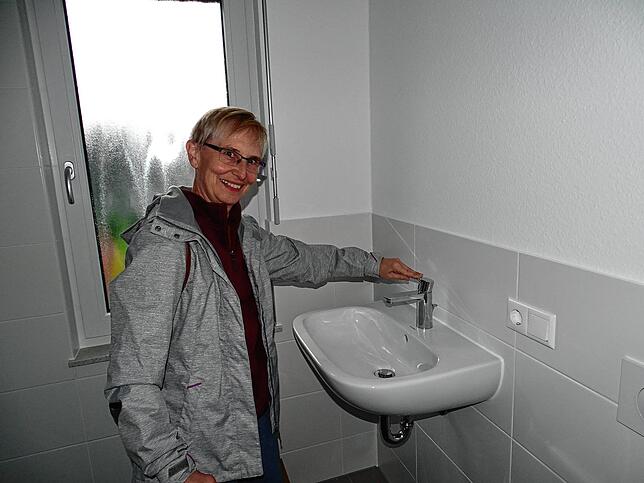 Fließt schon Wasser? Gemeinderätin Maria Morgen probiert es aus.