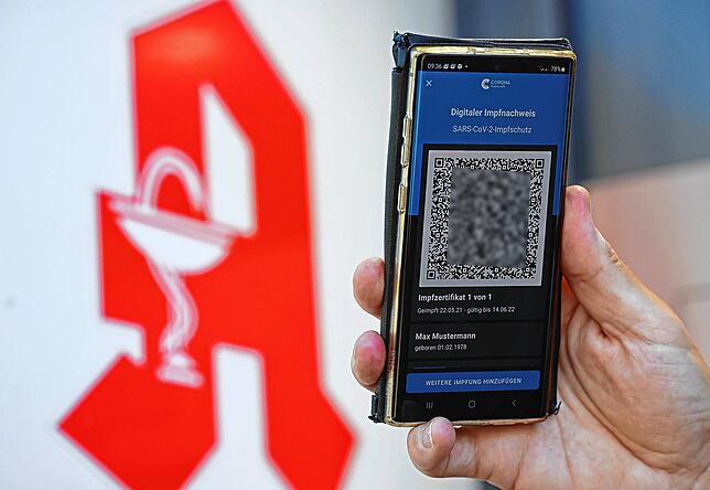 Der digitale Impfnachweis ist vor dem Apotheken-Logo auf einem Smartphone zu sehen. Landesweit gibt es derzeit dutzende Nachweise von ...