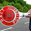 Ein Polizist hält eine Kelle, um das Anhalten zu signalisieren (symbolbild). Am Donnerstag, 1. August, hat die Polizei einen gestohlenen ...