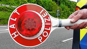 Ein Polizist hält eine Kelle, um das Anhalten zu signalisieren (symbolbild). Am Donnerstag, 1. August, hat die Polizei einen gestohlenen ...