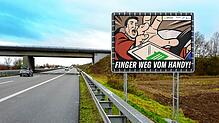 Mit solchen Plakaten versucht das Verkehrsministerium auf die Gefahren im Straßenverkehr aufmerksam zu machen. Es kommt dennoch jedes ...