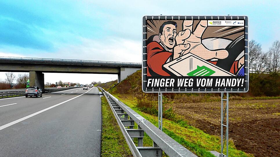 Mit solchen Plakaten versucht das Verkehrsministerium auf die Gefahren im Straßenverkehr aufmerksam zu machen. Es kommt dennoch jedes ...