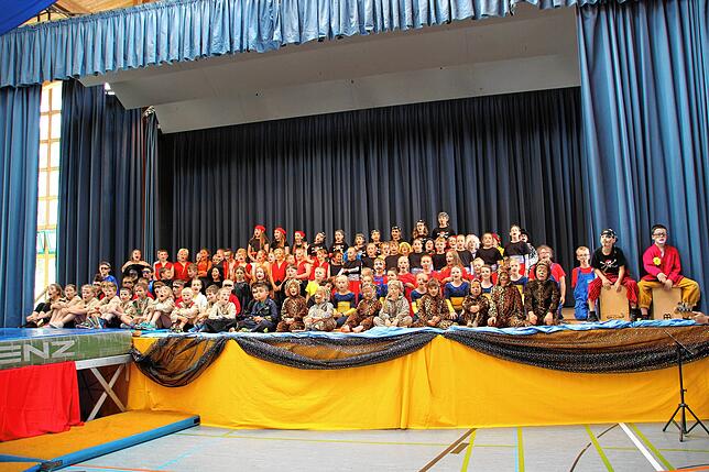 Bild 11: Bildergalerie der Zirkusaufführung in der Grundschule Wald