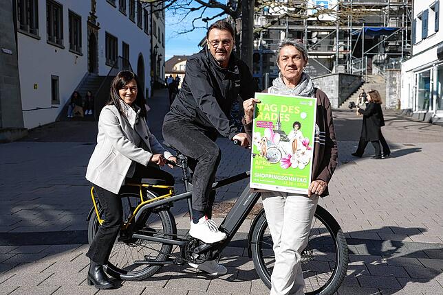 Freuen sich auf den verkaufsoffenen Sonntag „Tag des Rades“ am 14. April: Suse Schad, Andreas Joos und Sabine Schmal von der ...