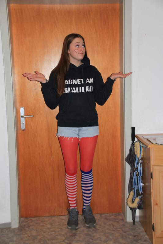 Ein-Minuten-Kostüm: Schneller als die Narrenpolizei erlaubt, ist dieses Kostüm von Mira Lippisch fertig. Bunte Strumpfhose oder Leggins, ...