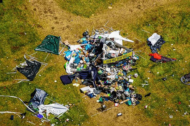 Bild 1: Wie die Aufräumarbeiten aus der Luft aussehen