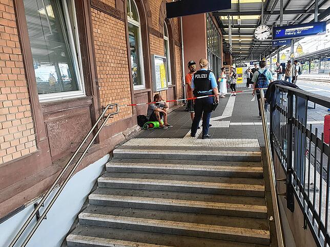14.12 Uhr am Einsatztag: Alle Räder stehen still: Nun werden die Züge gestoppt, die Gleise gesperrt. Bahnkunden müssen hinter dem ...