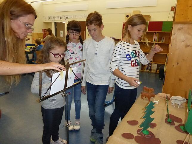 Spannend ist der Fredericktag an der Grundschule Riedöschingen, links Lehrerin Elisbeth Bulitta. Bild: Gernot Suttheimer