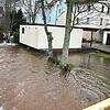 Besonder stark betroffen sind vom Hochwasser die Grundstücke an der Goethestraße. In diesem Gebiet müssen Keller leer gepumpt werden. ...