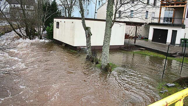 Besonder stark betroffen sind vom Hochwasser die Grundstücke an der Goethestraße. In diesem Gebiet müssen Keller leer gepumpt werden.