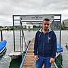 Vorsitzender Daniel Wörner auf dem Steg. &bdquo;Marinejugend&ldquo; prangt auf dem Zaun. Die Marinekameradschaft will beide Namen auf ...