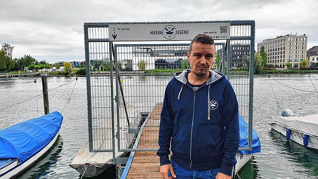 Vorsitzender Daniel Wörner auf dem Steg. &bdquo;Marinejugend&ldquo; prangt auf dem Zaun. Die Marinekameradschaft will beide Namen auf ...